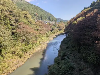 蛇行する川筋が遠くへ延び、左右の斜面の明暗差が大きい。