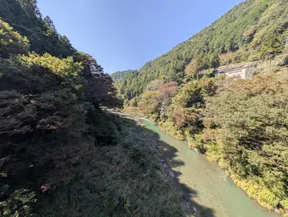 超広角で撮った開けた谷と日の当たる斜面。