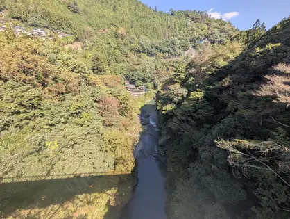 谷の中の川筋。手前に橋の大きな影がある。