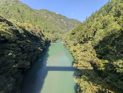 橋の上から超広角で撮った川の風景と橋の影。