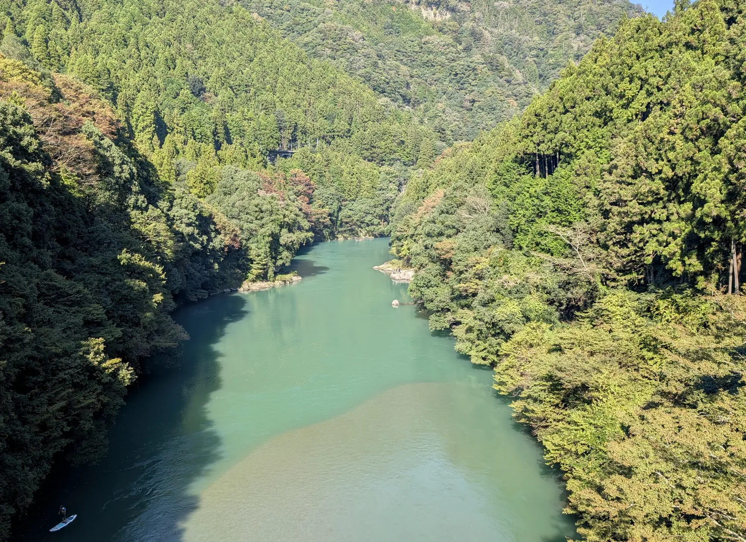 同じ写真をトリミングした版。遠くの川筋により集中している。