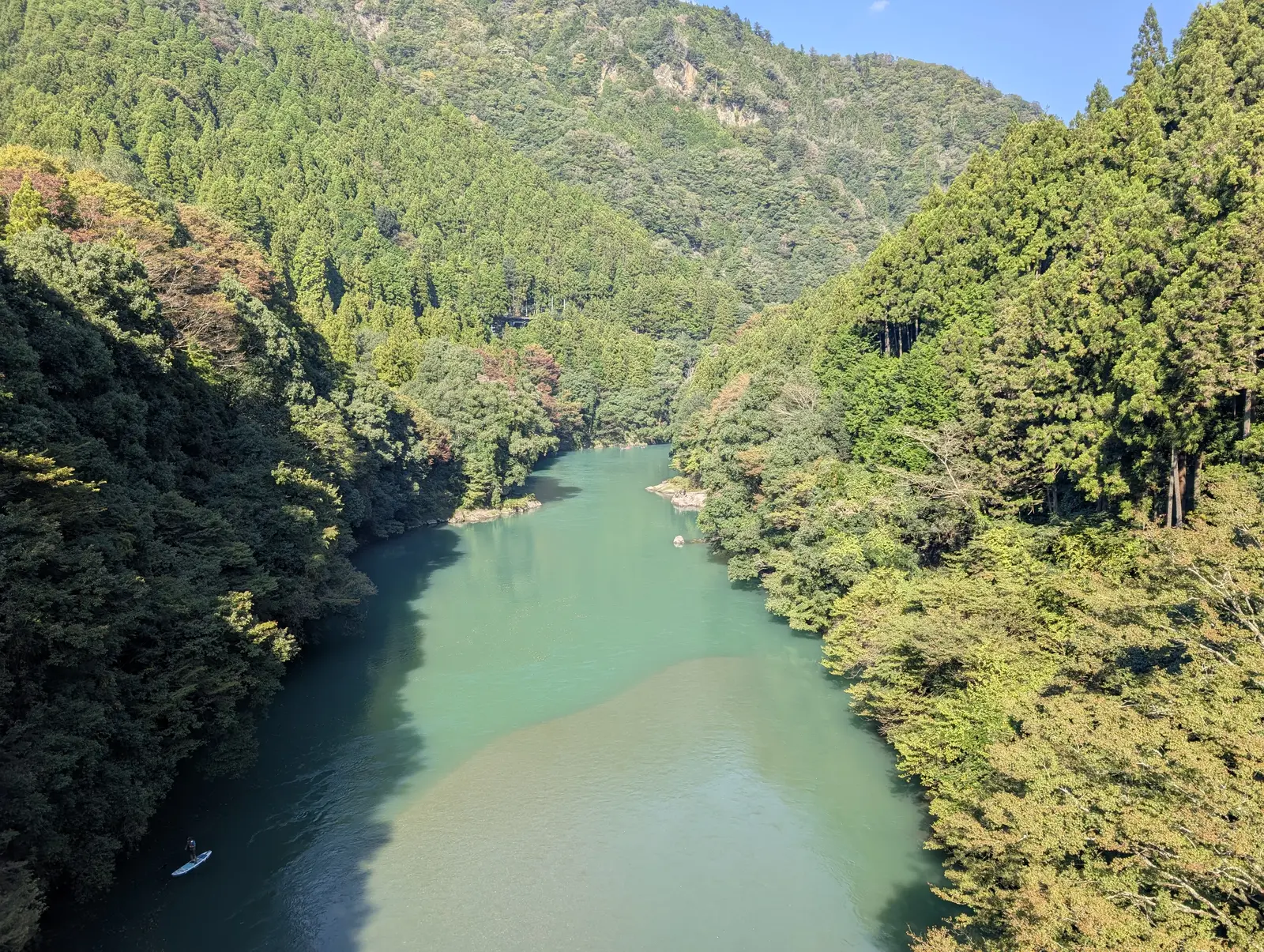 同じ橋の上で約 5 秒後に 24 mm のメインレンズで撮影。川筋が画面中央にあり、視野がより絞られている。