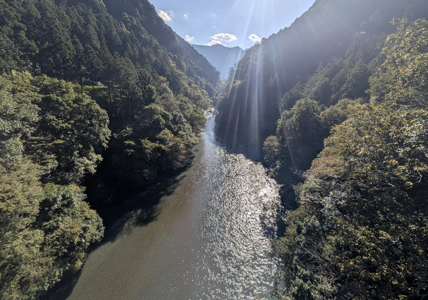 同じ写真をトリミングした版。太陽周辺の空の一部を取り除いている。