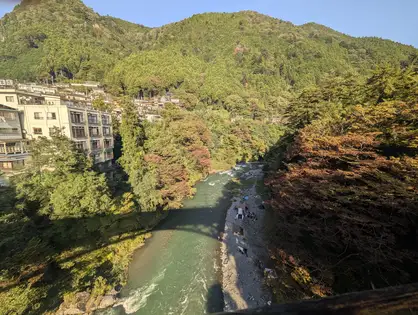 川の谷と岸辺の建物。